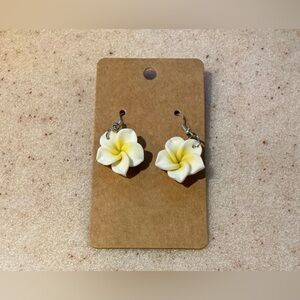 Chic Floral Drop Earrings in White and Yellow